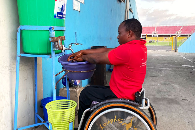 Maclean Atsu Dzidzienyo, Sportler mit Behinderungen aus Ghana, beim Händewaschen
