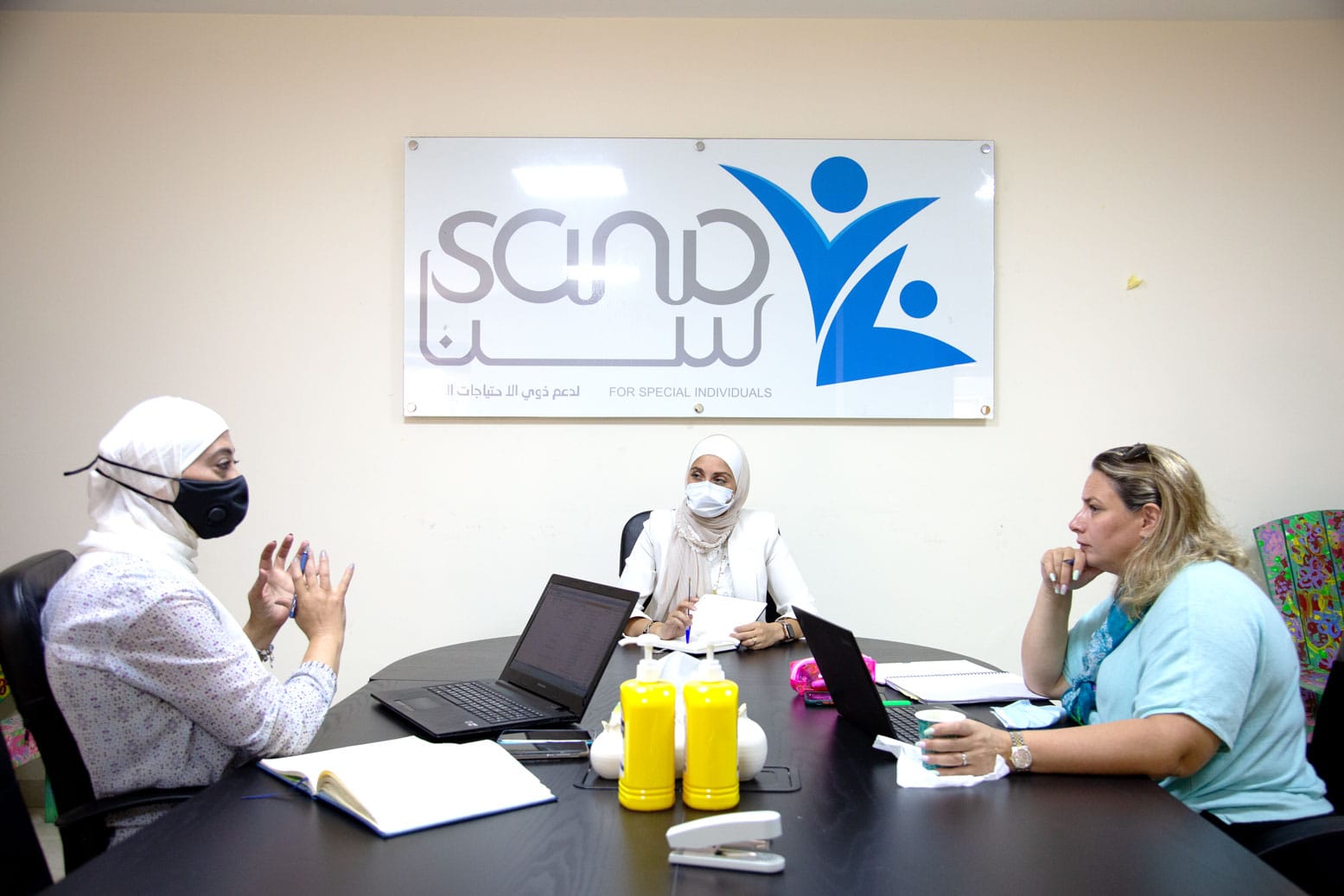 Serene und Kolleginnen im Büro von Sana for Special Individuals © GIZ / Dina Naser